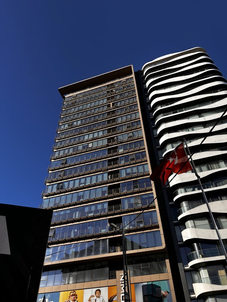 Pendik'te korkulu anlar! Yöneticileri ile tartıştı, 10'uncu kattan atlamak istedi 2
