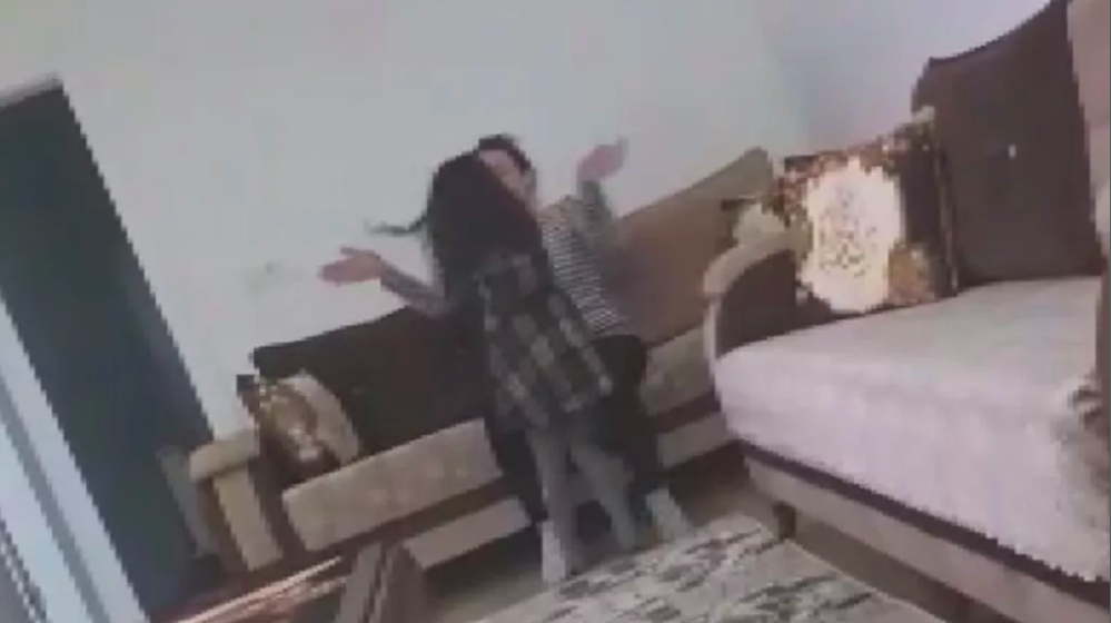 Bu kadarına da pes! Annesi küçük kıza şiddet uyguladı, baba kameraya aldı! 4