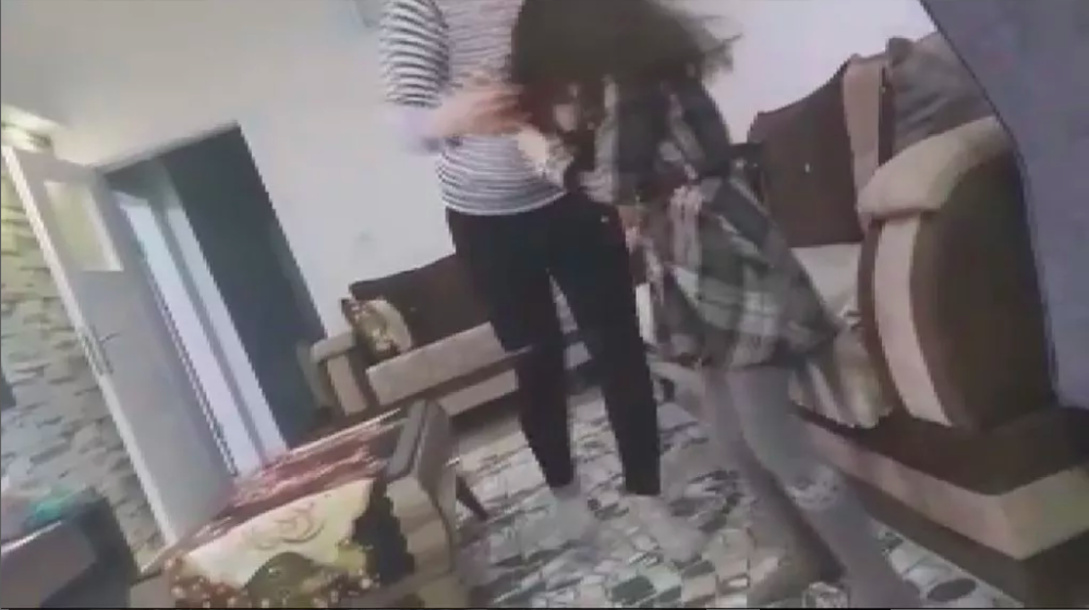 Bu kadarına da pes! Annesi küçük kıza şiddet uyguladı, baba kameraya aldı! 2