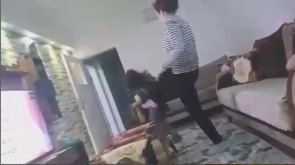 Bu kadarına da pes! Annesi küçük kıza şiddet uyguladı, baba kameraya aldı! 1