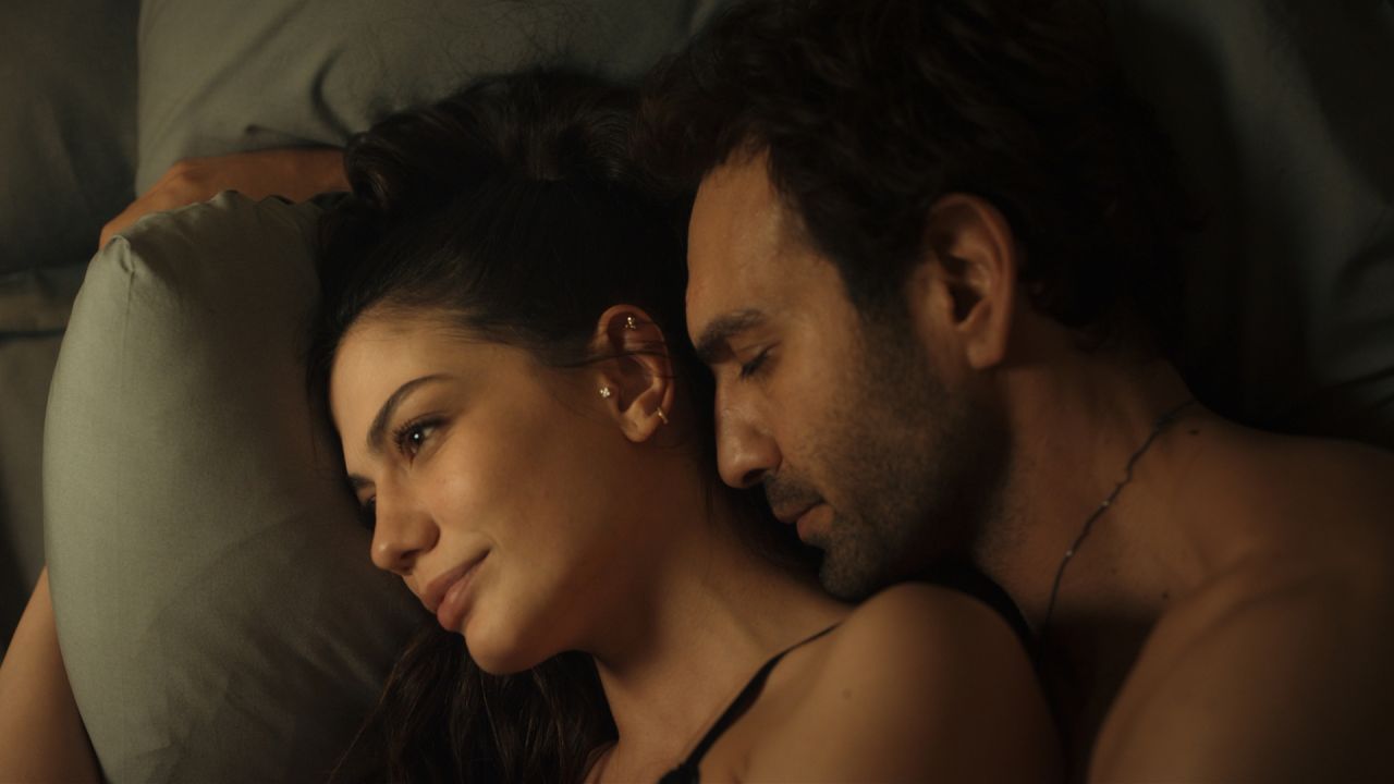 Demet Özdemir ile Buğra Gülsoy'un ‘Dünyayla Benim Aramda’ dizisindeki cesur sahneleri dikkat çekti 3