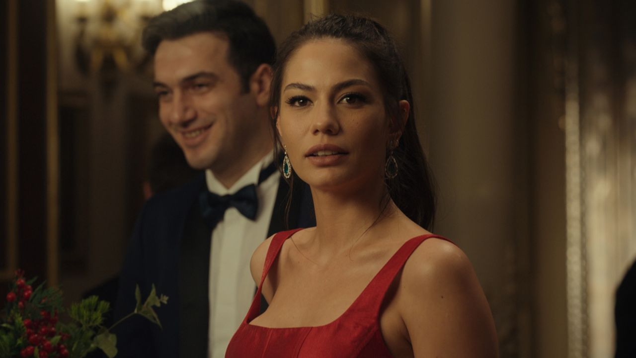 Demet Özdemir ile Buğra Gülsoy'un ‘Dünyayla Benim Aramda’ dizisindeki cesur sahneleri dikkat çekti 8