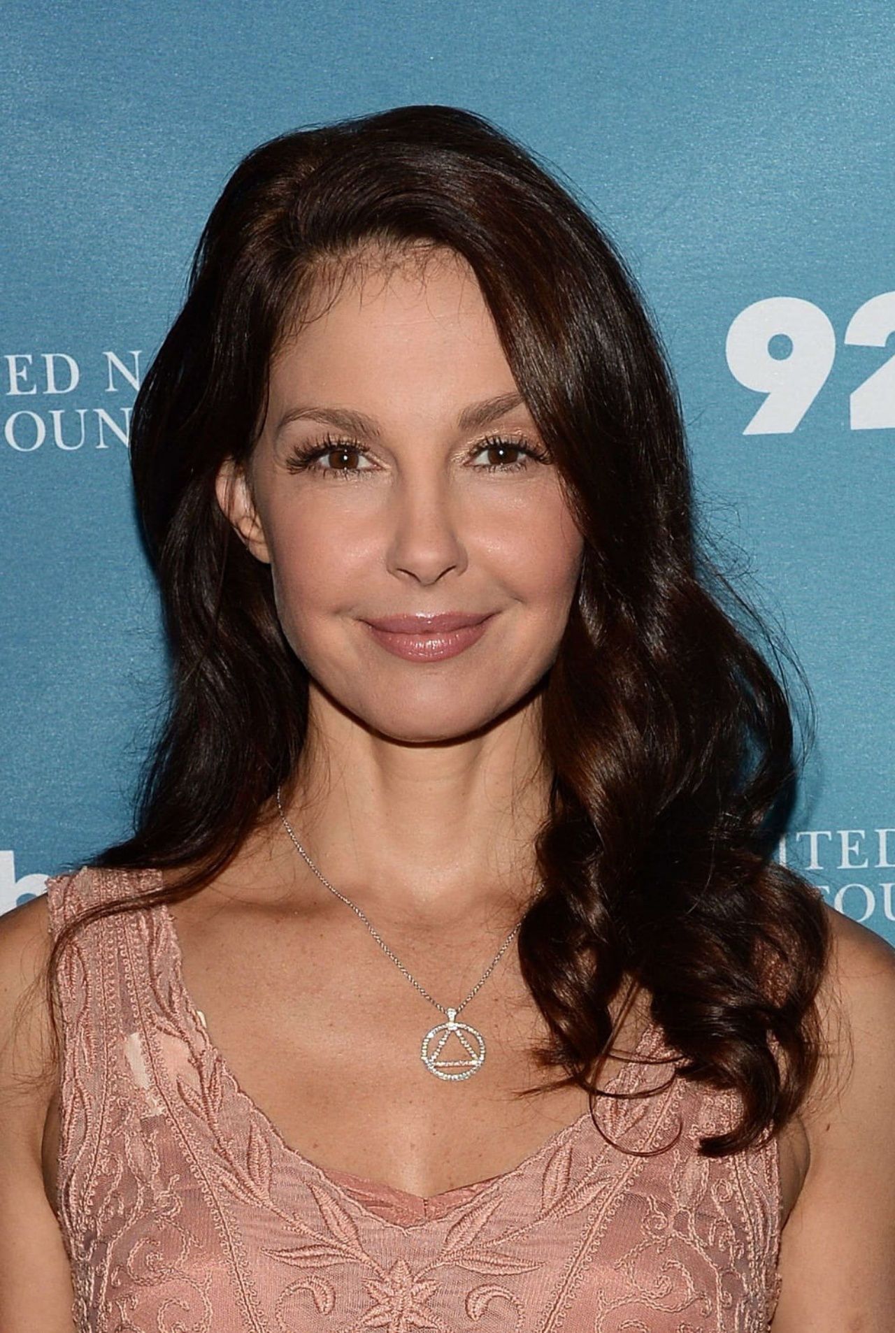 Ashley Judd, hayatını derinden etkileyen olayı ona yaşatan adamla yüzleşerek, travmasını yendiğini açıkladı. Çok etkileneceksiniz! 3