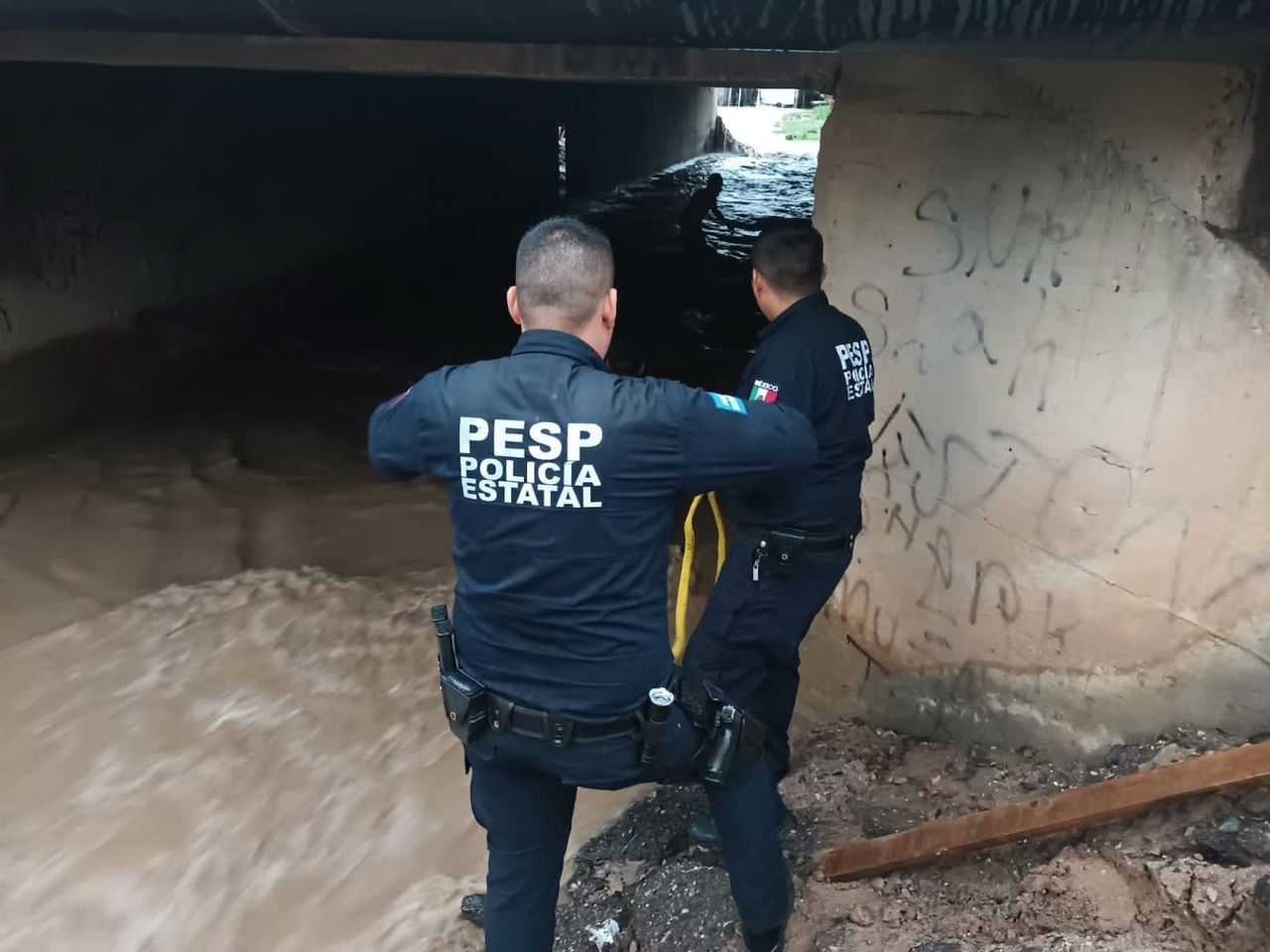 Sel sırasında köprü altında mahsur kalan adam böyle kurtarıldı 2