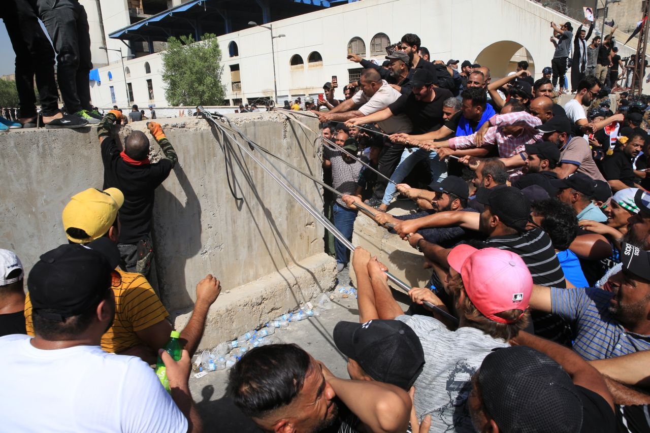 Bağdat’ta Sadr destekçileri Yeşil Bölge’yi bastı: Beton bariyerleri yıktılar! 6