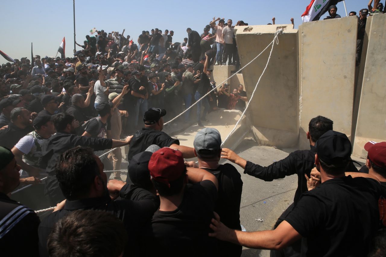 Bağdat’ta Sadr destekçileri Yeşil Bölge’yi bastı: Beton bariyerleri yıktılar! 3