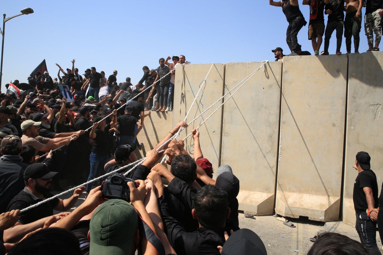 Bağdat’ta Sadr destekçileri Yeşil Bölge’yi bastı: Beton bariyerleri yıktılar! 1