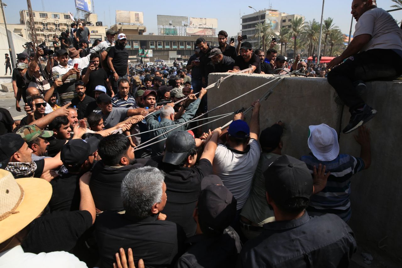 Bağdat’ta Sadr destekçileri Yeşil Bölge’yi bastı: Beton bariyerleri yıktılar! 13