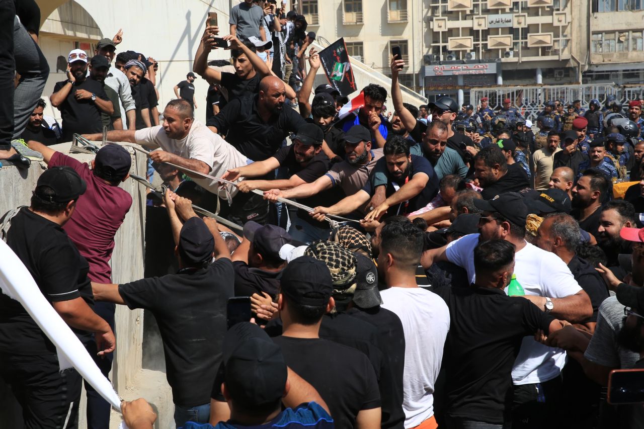 Bağdat’ta Sadr destekçileri Yeşil Bölge’yi bastı: Beton bariyerleri yıktılar! 10
