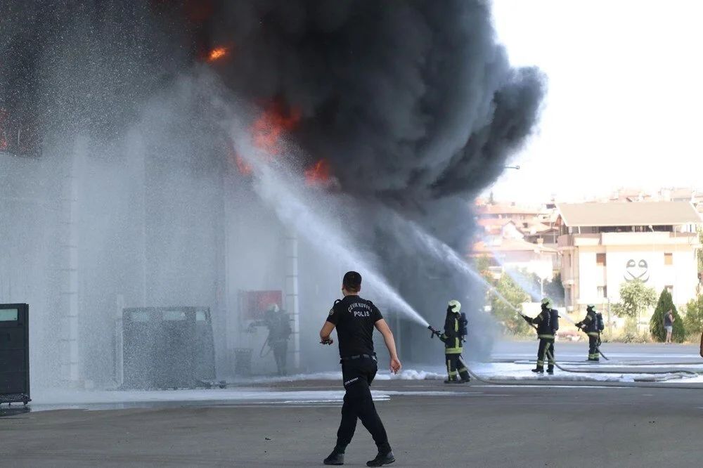 Denizli'de yangın paniği: Emniyet Müdürlüğü'nün lojistik deposu alevlere teslim! 4