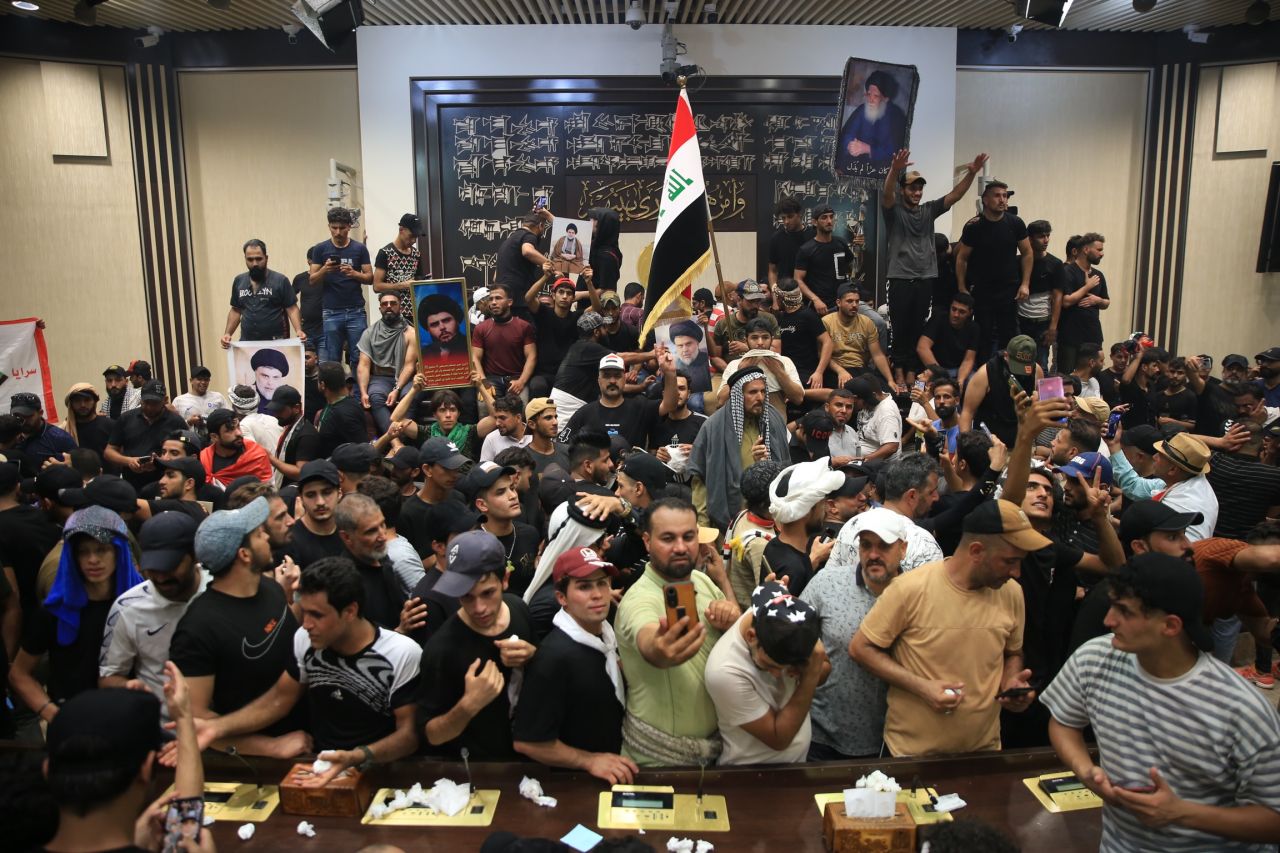 Irak'ta sular durulmuyor: Şii liderin destekçileri yine meclisi bastı! 60 kişi yaralandı... 6