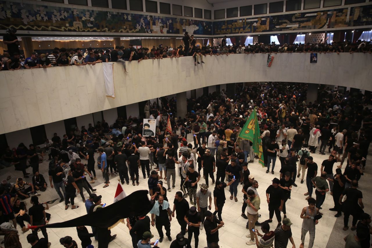 Irak'ta sular durulmuyor: Şii liderin destekçileri yine meclisi bastı! 60 kişi yaralandı... 5