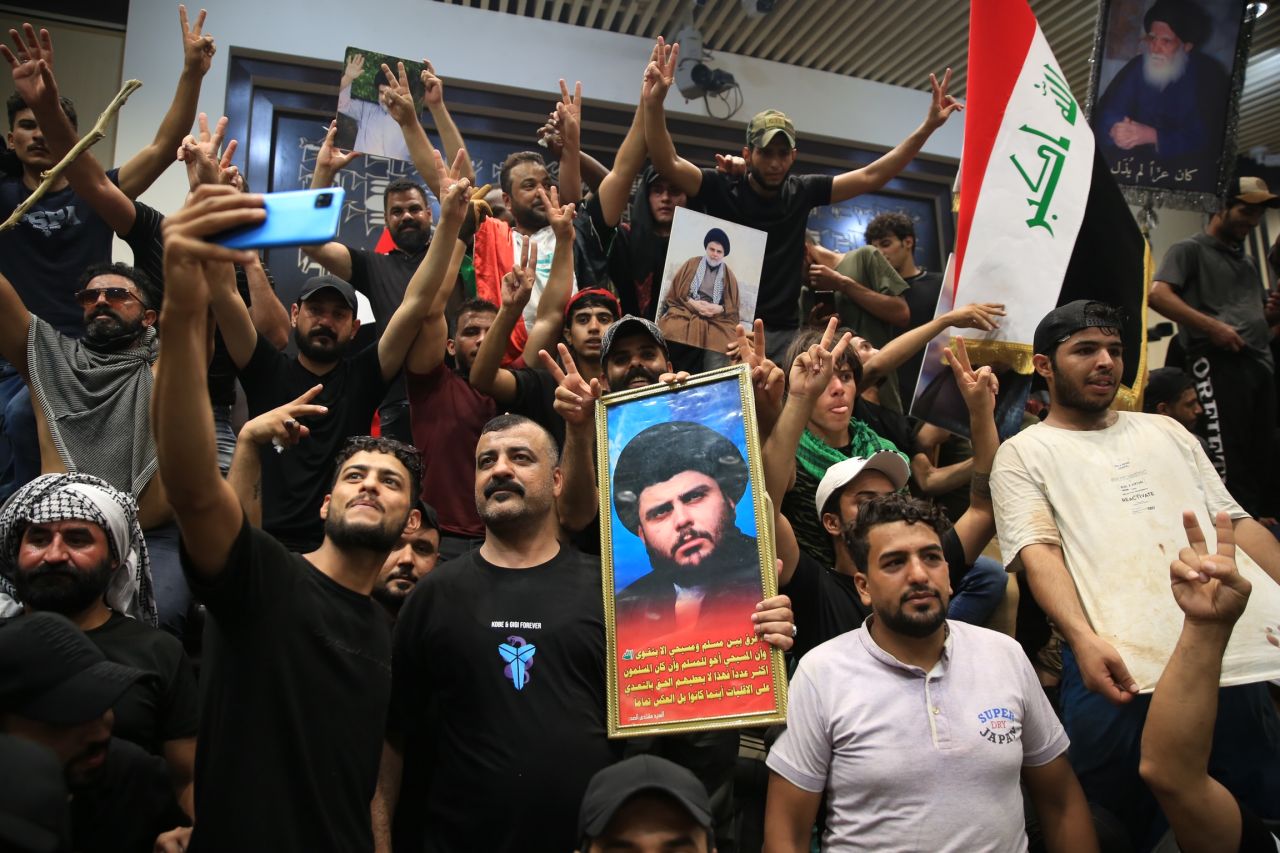 Irak'ta sular durulmuyor: Şii liderin destekçileri yine meclisi bastı! 60 kişi yaralandı... 1