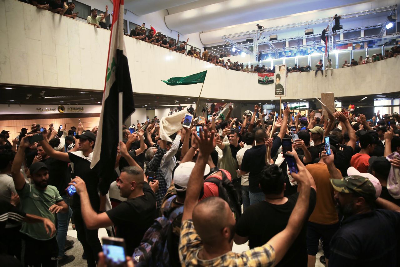 Irak'ta sular durulmuyor: Şii liderin destekçileri yine meclisi bastı! 60 kişi yaralandı... 3