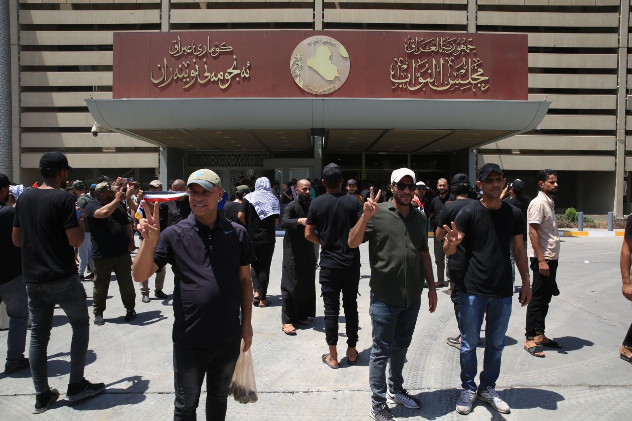 Irak'ta sular durulmuyor: Şii liderin destekçileri yine meclisi bastı! 60 kişi yaralandı... 2
