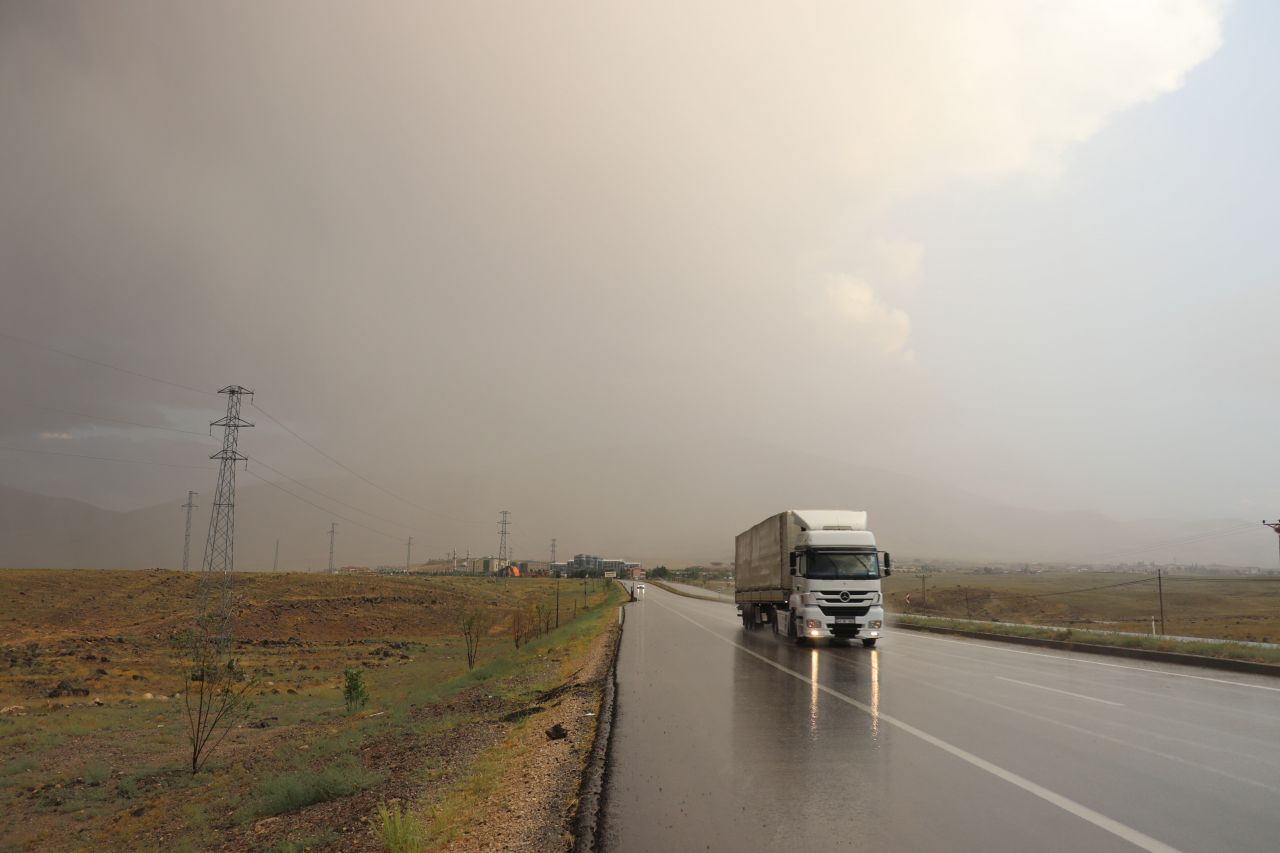Sıcaklık 40 dereceye dayanmıştı, Iğdır’da aniden bastıran yağmur korkuttu 1