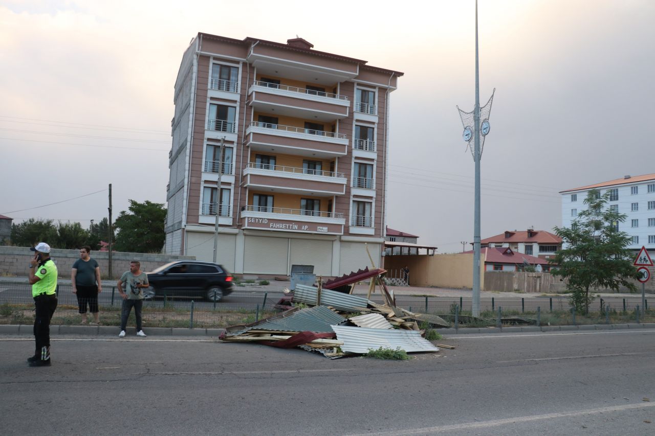 Iğdır’da etkili olan fırtına çatıları uçurdu, araçlara zarar verdi 2