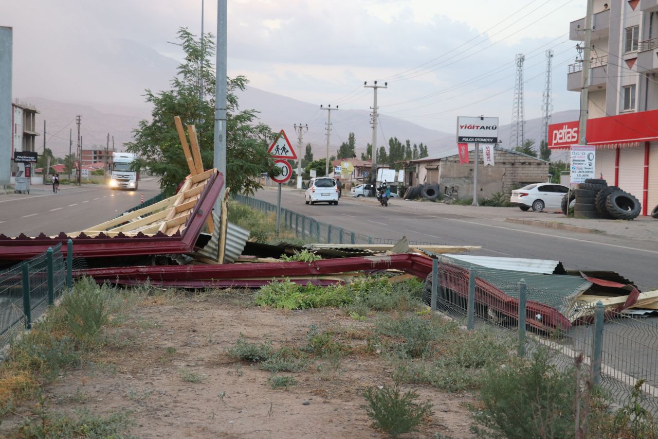 Iğdır’da etkili olan fırtına çatıları uçurdu, araçlara zarar verdi 3