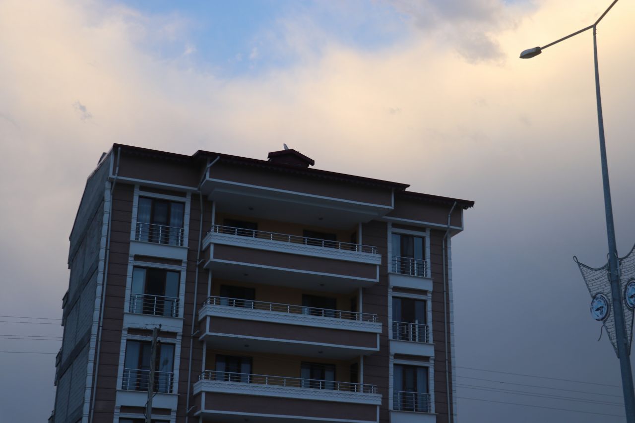 Iğdır’da etkili olan fırtına çatıları uçurdu, araçlara zarar verdi 5