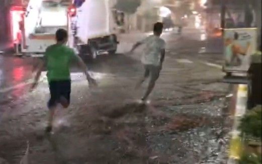 Edirne'de aniden bastıran yağmur hayatı felç etti 1
