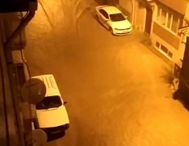 Edirne'de aniden bastıran yağmur hayatı felç etti 2