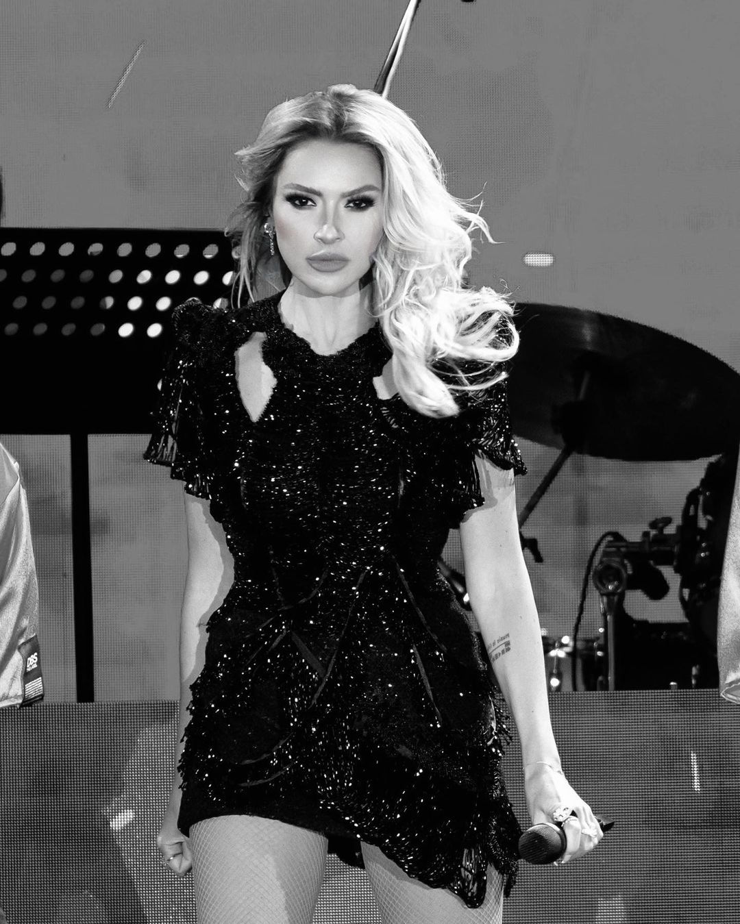 Hadise sahne kıyafetiyle şaşırttı... Uzun zaman sonra mini elbise giydi 6