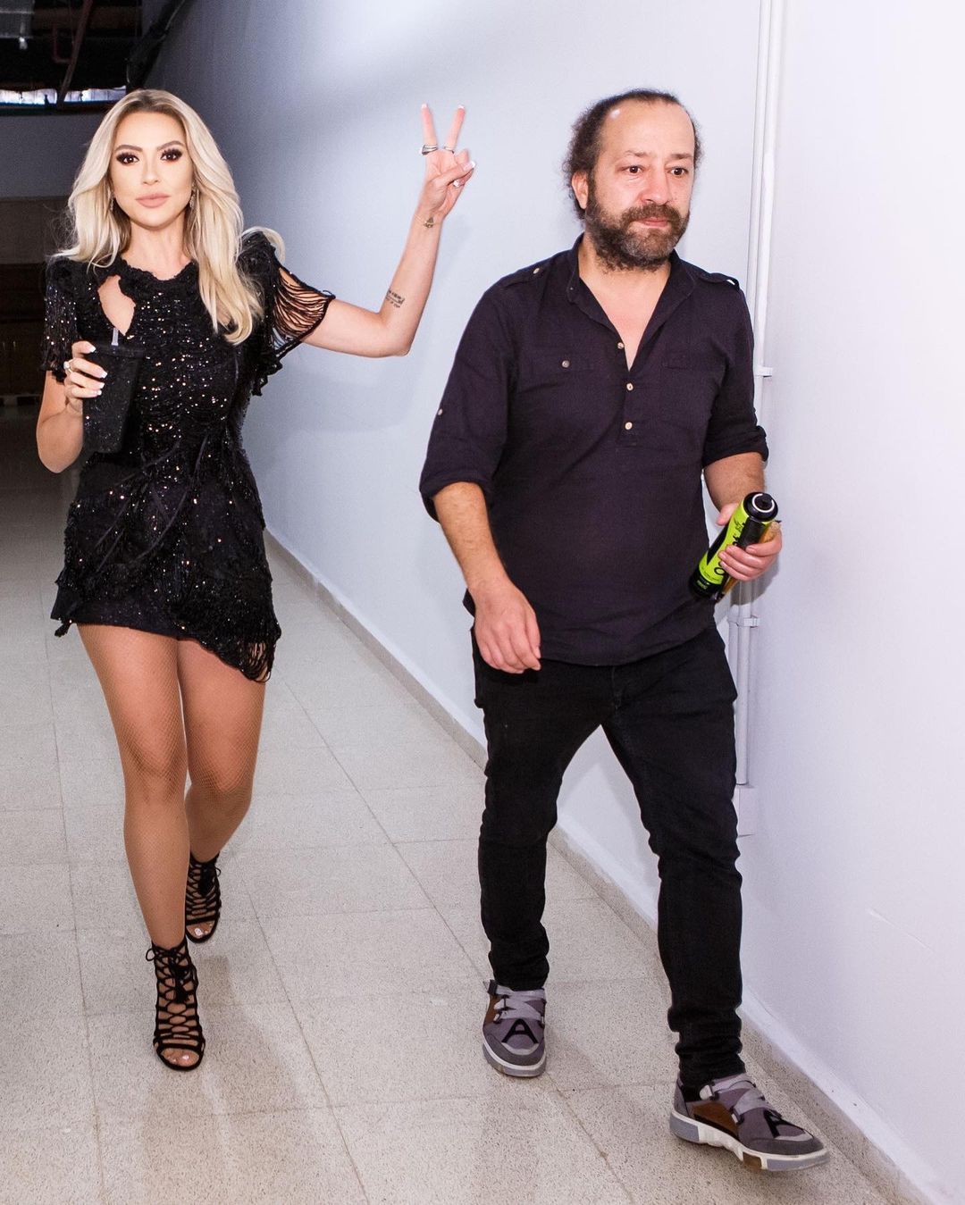 Hadise sahne kıyafetiyle şaşırttı... Uzun zaman sonra mini elbise giydi 4