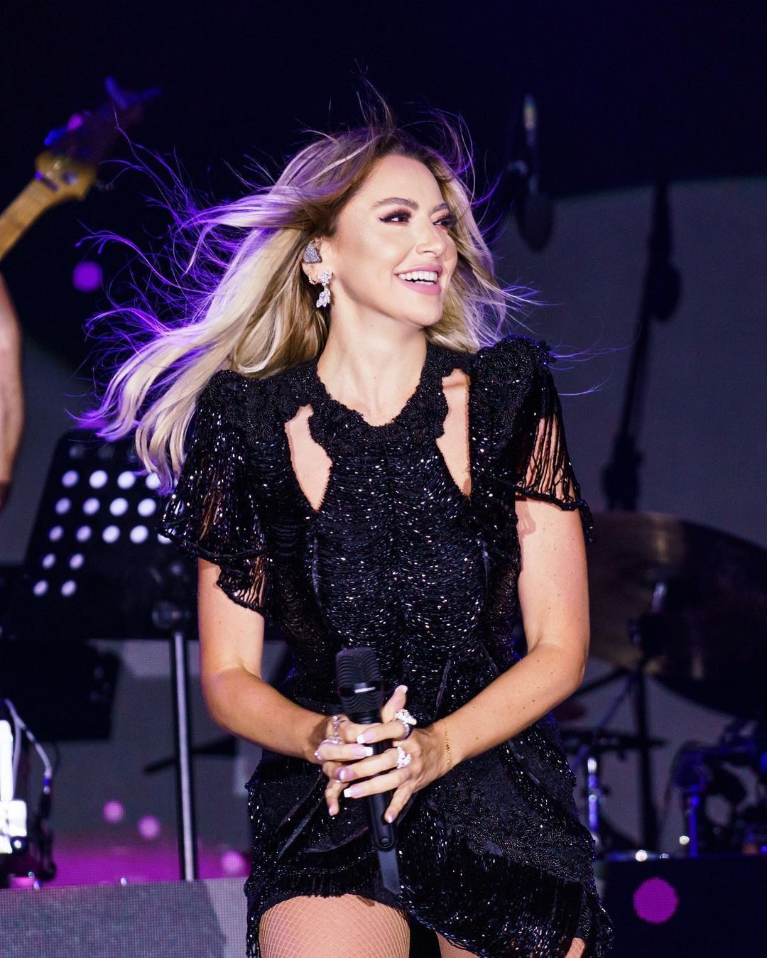 Hadise sahne kıyafetiyle şaşırttı... Uzun zaman sonra mini elbise giydi 10