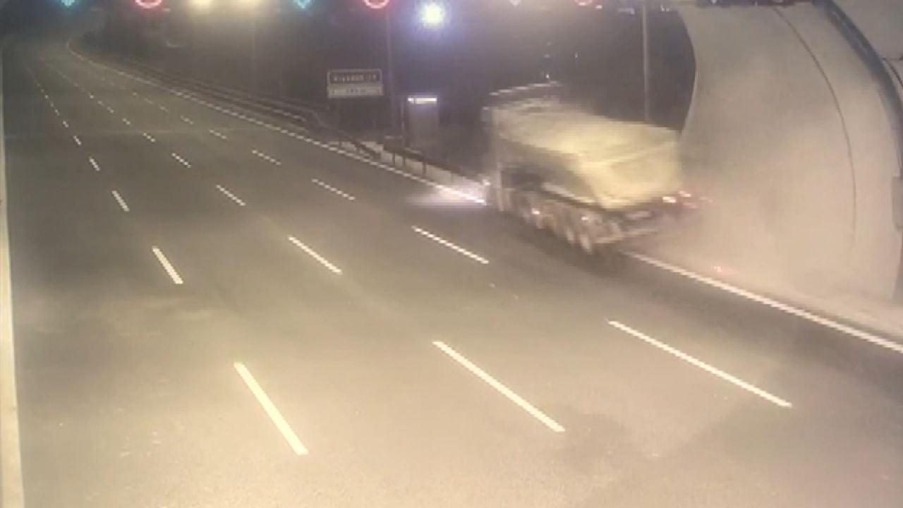 Sultangazi'de TIR dereye uçmuştu... Kaza anı görüntüleri ortaya çıktı! 3