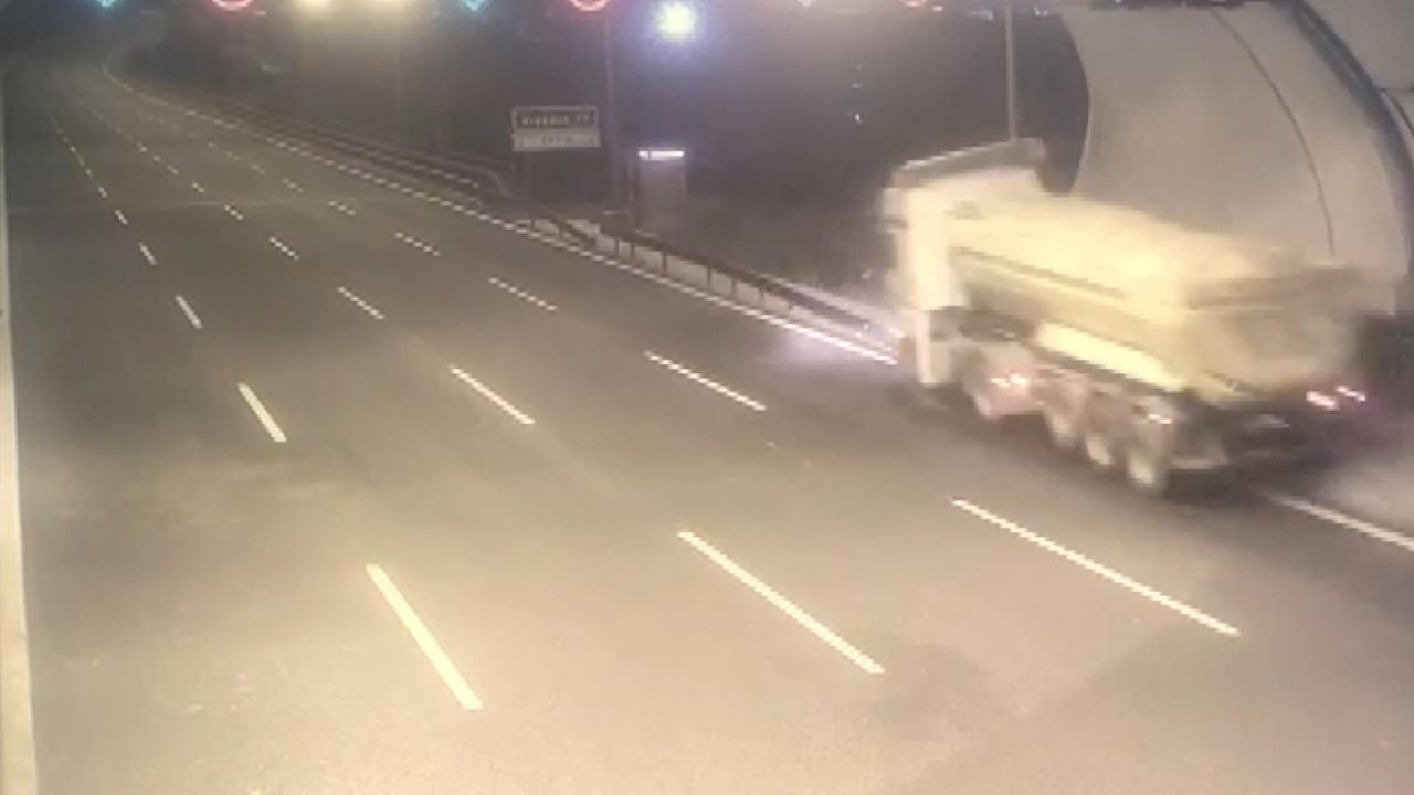 Sultangazi'de TIR dereye uçmuştu... Kaza anı görüntüleri ortaya çıktı! 2