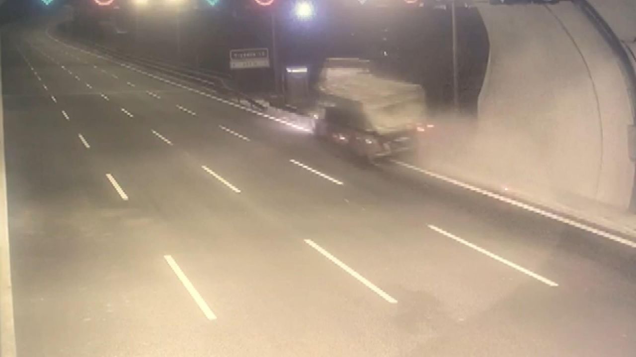 Sultangazi'de TIR dereye uçmuştu... Kaza anı görüntüleri ortaya çıktı! 4