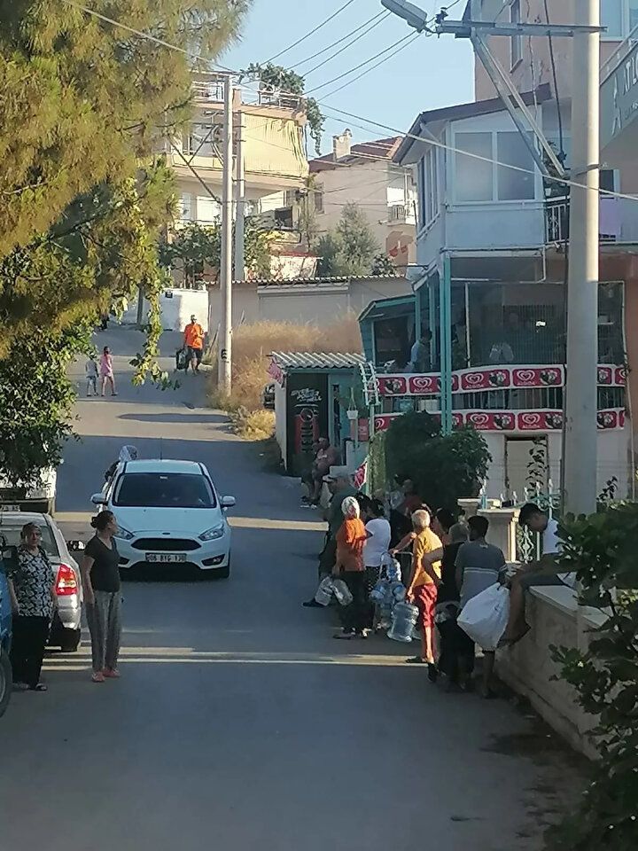 İzmir Dikili günlerdir susuzluktan kıvranırken CHP'li başkan heykel açma derdinde! 2