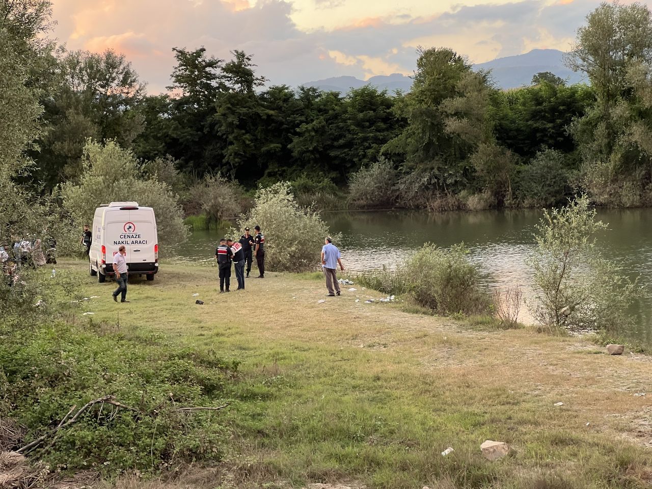 Yüzünü yıkamak isterken gölete düşerek can verdi 2