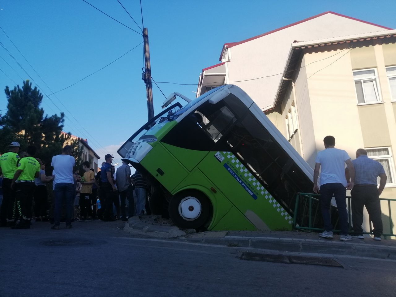 Ağzına kadar dolu özel halk otobüsü bahçe duvarından uçtu 3