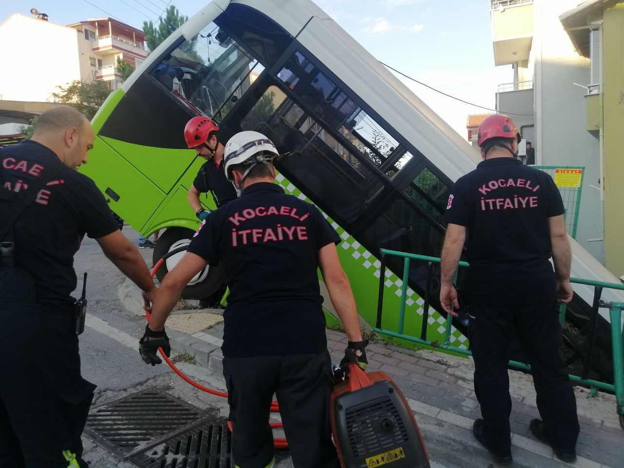 Ağzına kadar dolu özel halk otobüsü bahçe duvarından uçtu 4