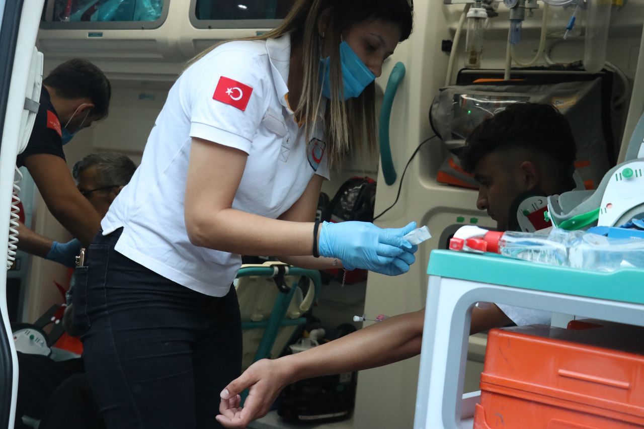 Ağzına kadar dolu özel halk otobüsü bahçe duvarından uçtu 5