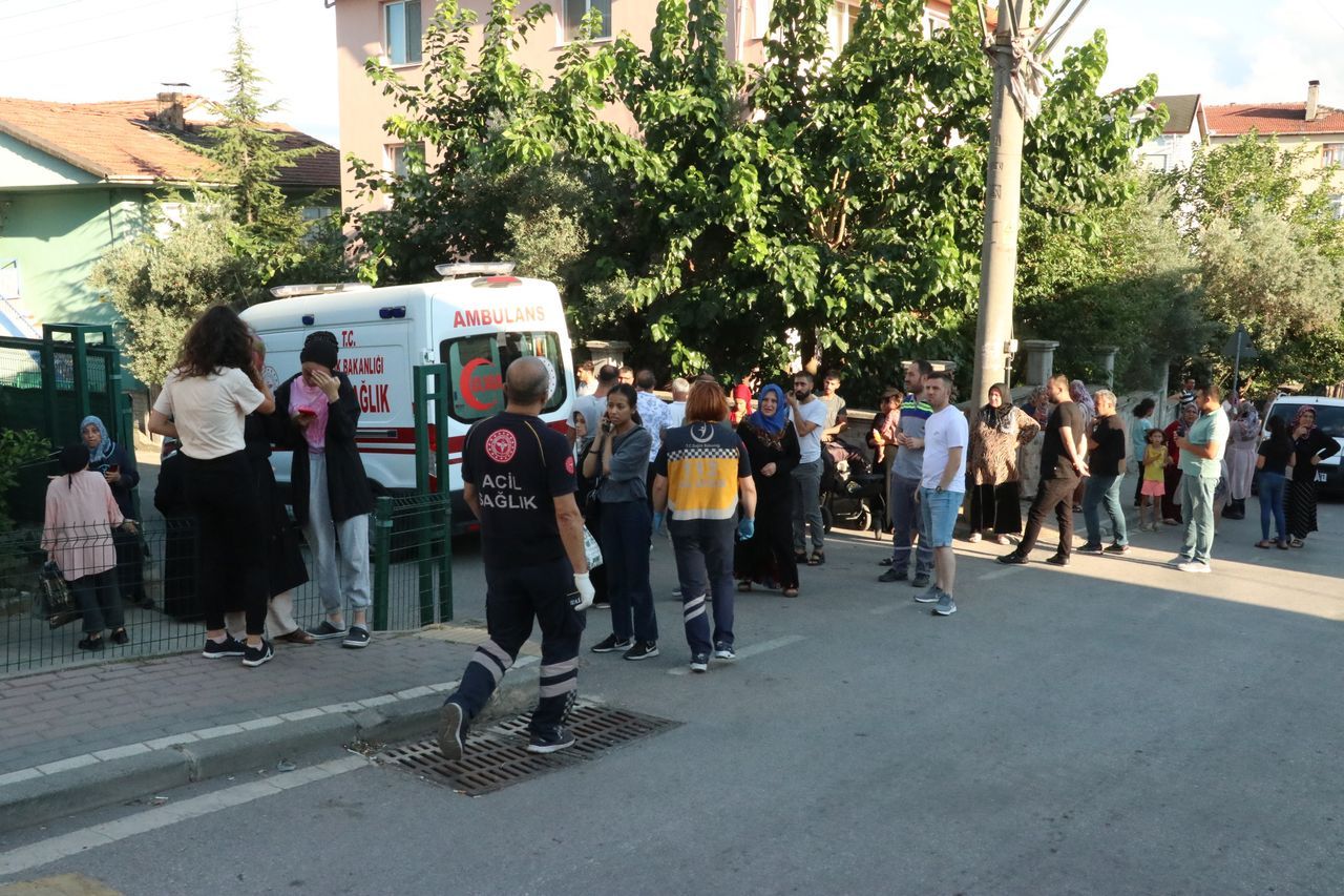 Ağzına kadar dolu özel halk otobüsü bahçe duvarından uçtu 7