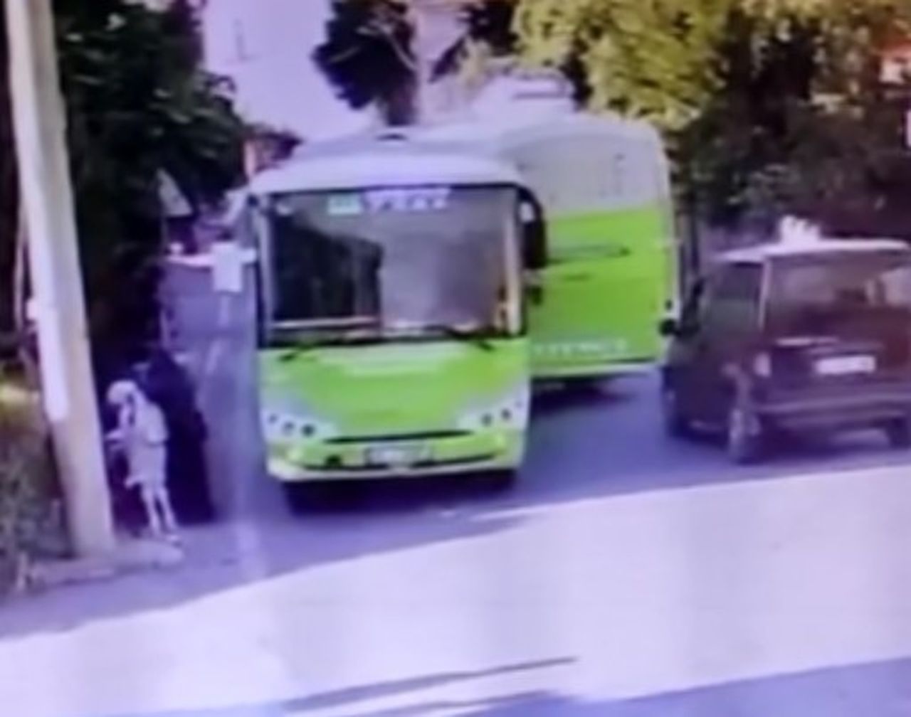 Ağzına kadar dolu özel halk otobüsü bahçe duvarından uçtu 9