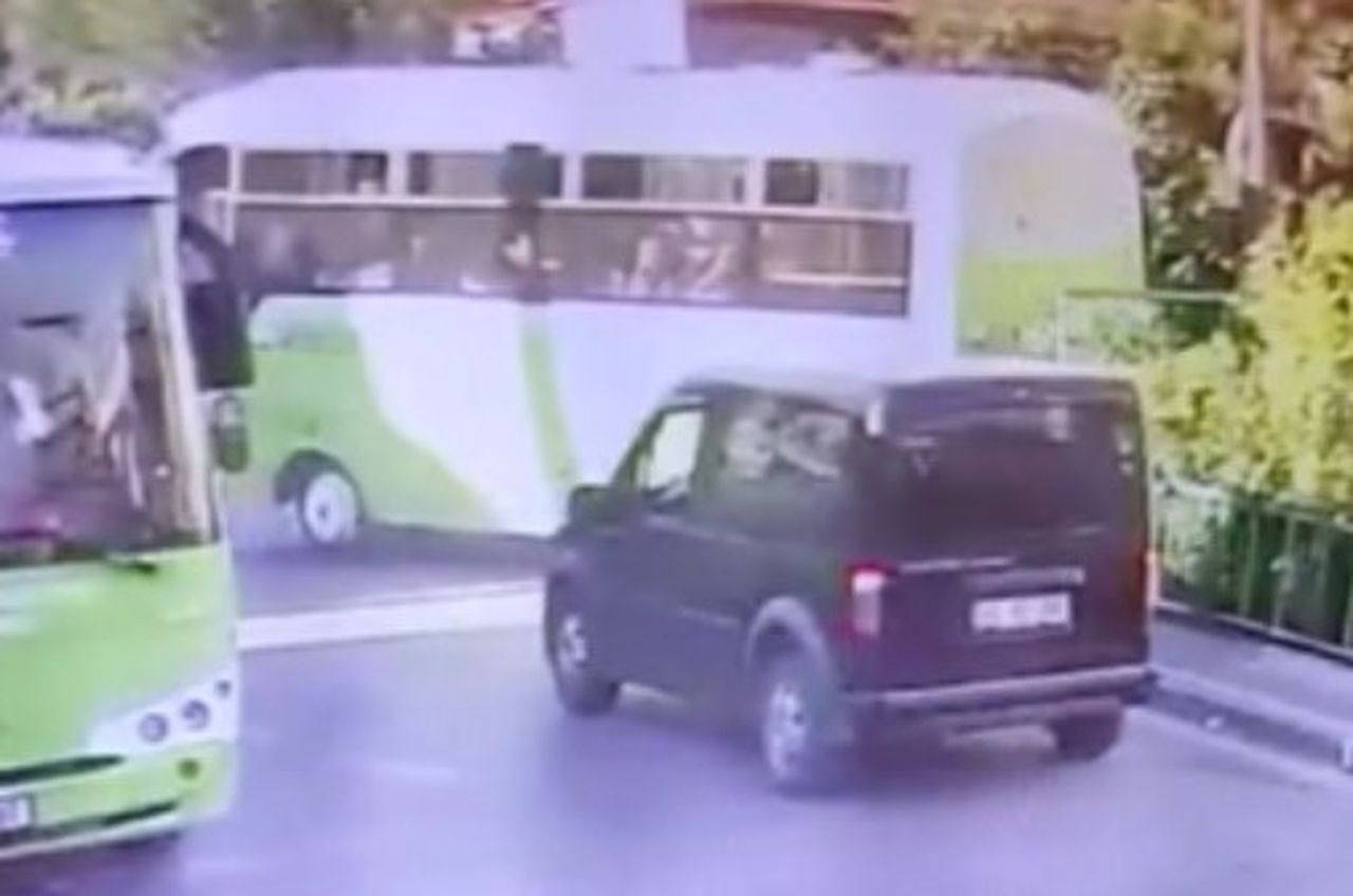 Ağzına kadar dolu özel halk otobüsü bahçe duvarından uçtu 10