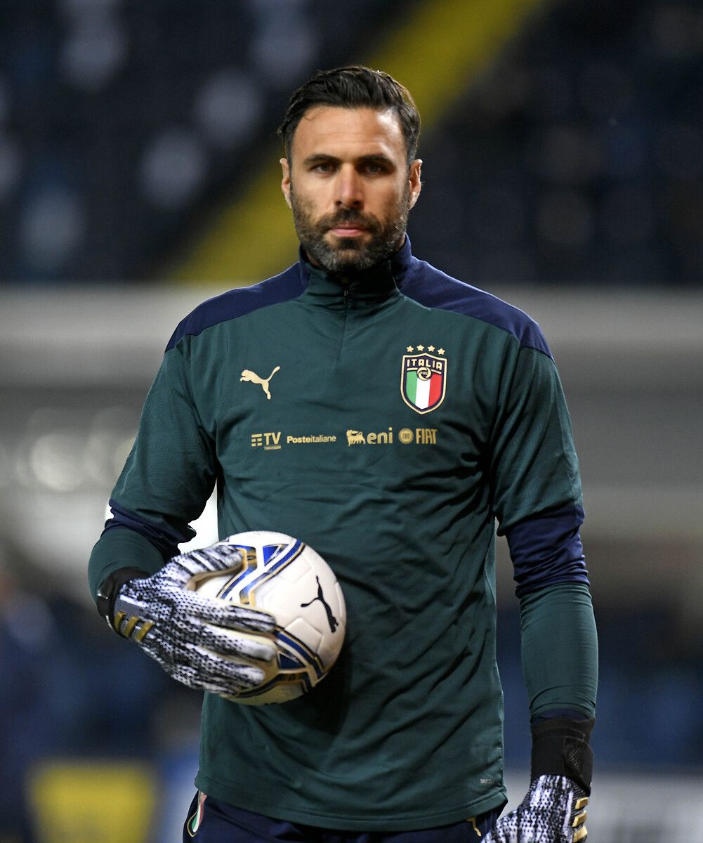 Fenerbahçe, Altay Bayındır'a yedek olarak dünyaca ünlü kaleci Salvatore Sirigu'yu getiriyor 3