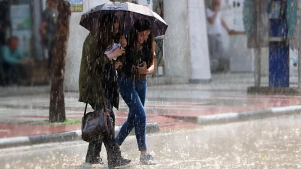 İstanbullular dikkat! Meteoroloji saat verip uyardı: Sağanak yağış geliyor! 1