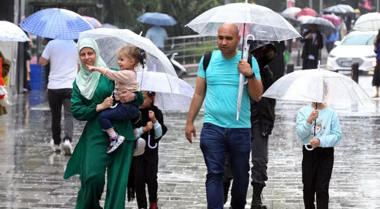 İstanbullular dikkat! Meteoroloji saat verip uyardı: Sağanak yağış geliyor! 2