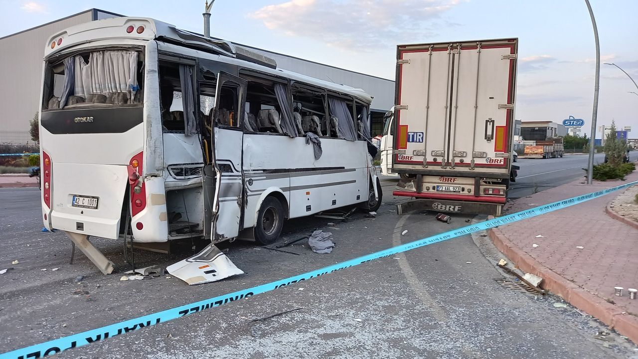 Sanayi sitesinde işçi servisi ile tır çarpıştı: 1 ölü, 25 yaralı 1