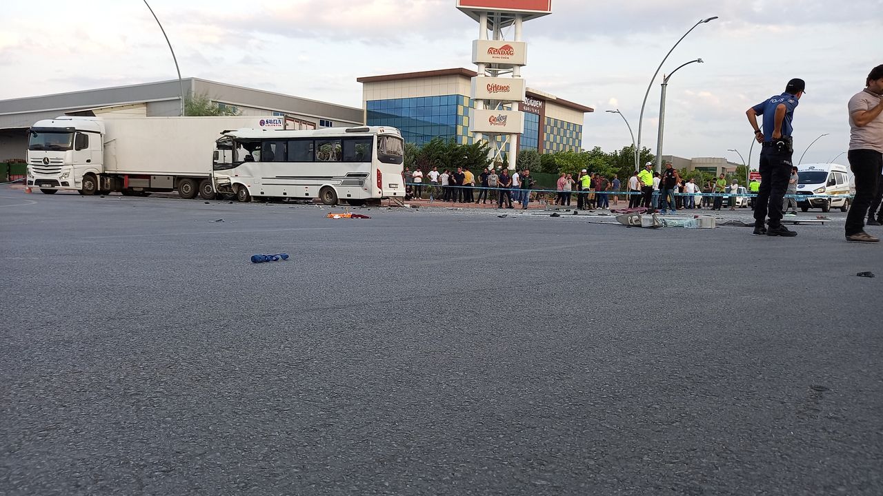 Sanayi sitesinde işçi servisi ile tır çarpıştı: 1 ölü, 25 yaralı 2