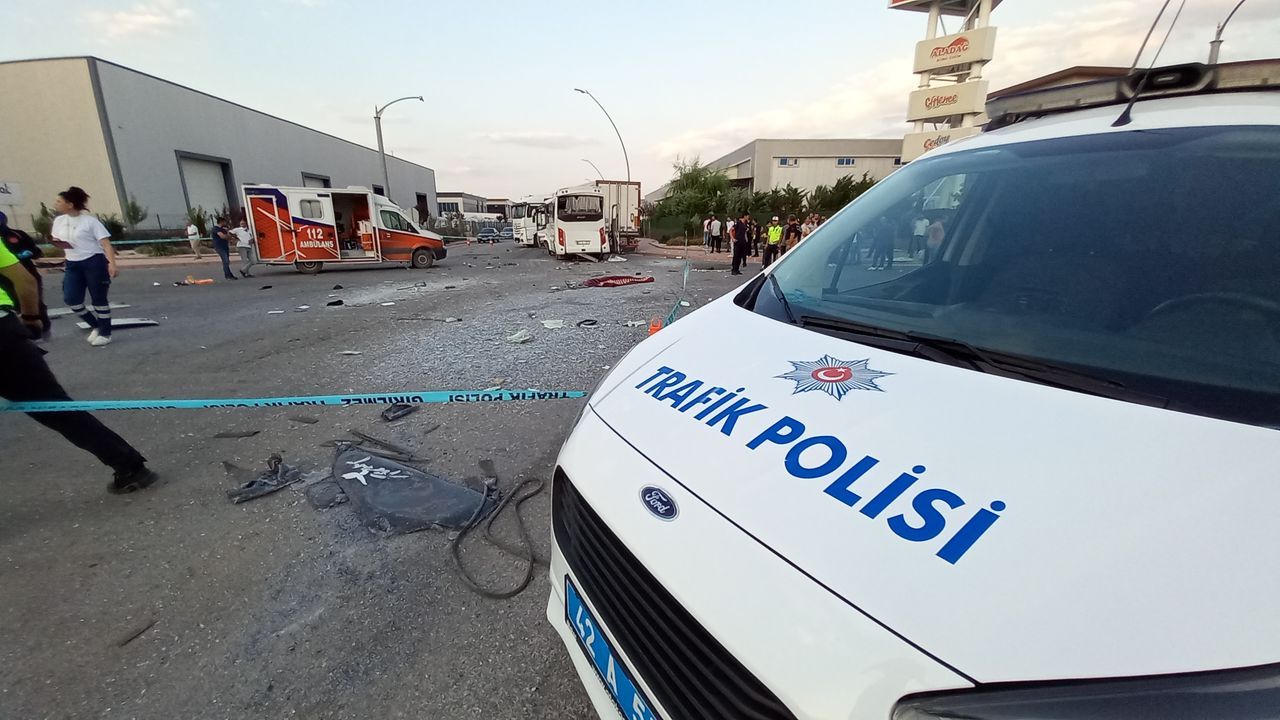Sanayi sitesinde işçi servisi ile tır çarpıştı: 1 ölü, 25 yaralı 3