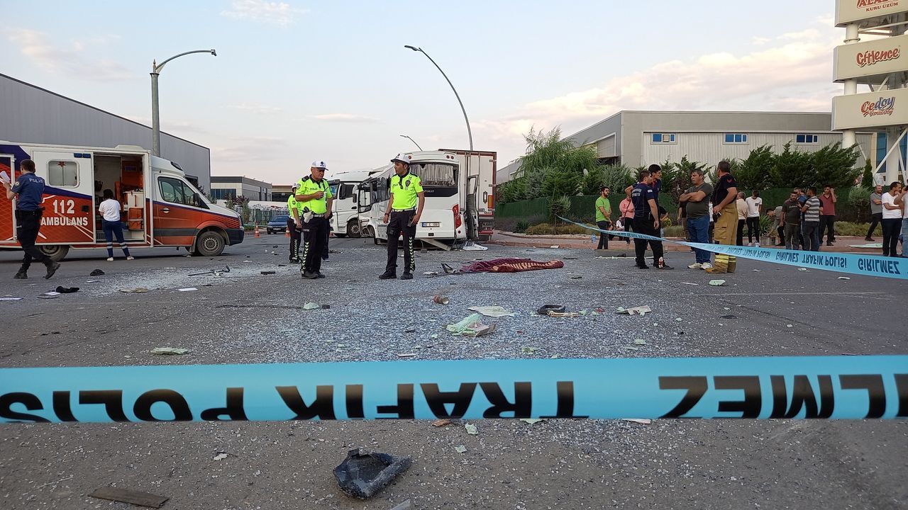 Sanayi sitesinde işçi servisi ile tır çarpıştı: 1 ölü, 25 yaralı 4