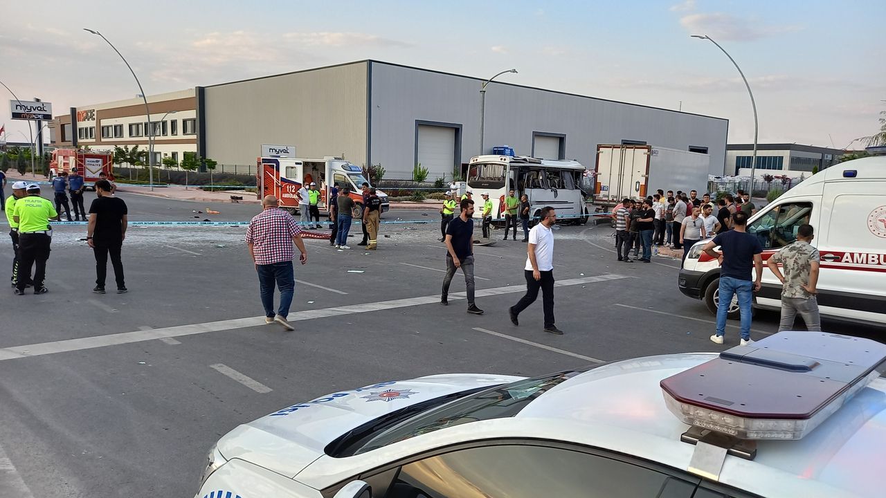 Sanayi sitesinde işçi servisi ile tır çarpıştı: 1 ölü, 25 yaralı 5