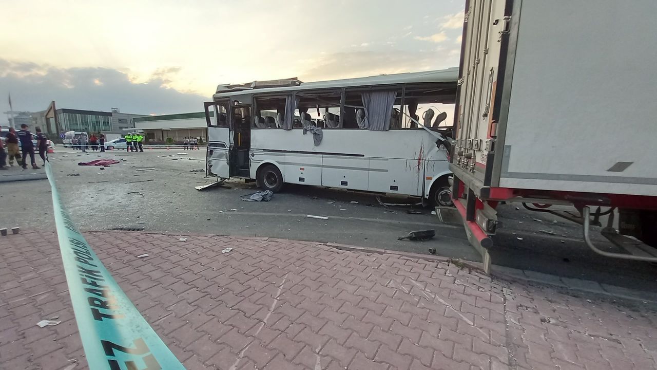 Sanayi sitesinde işçi servisi ile tır çarpıştı: 1 ölü, 25 yaralı 6