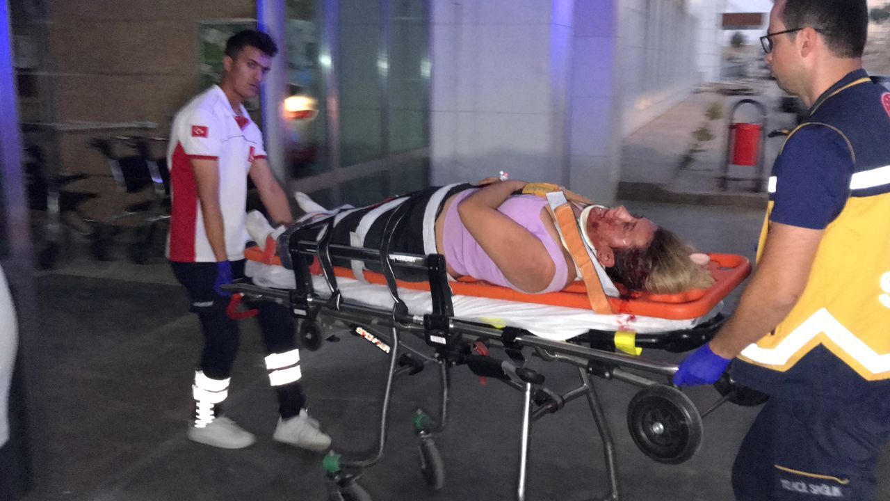 Husumetlisi olan kadına çarpıp, 300 metre aracın tavanında sürükledi, düşünce üzerinden geçti 3