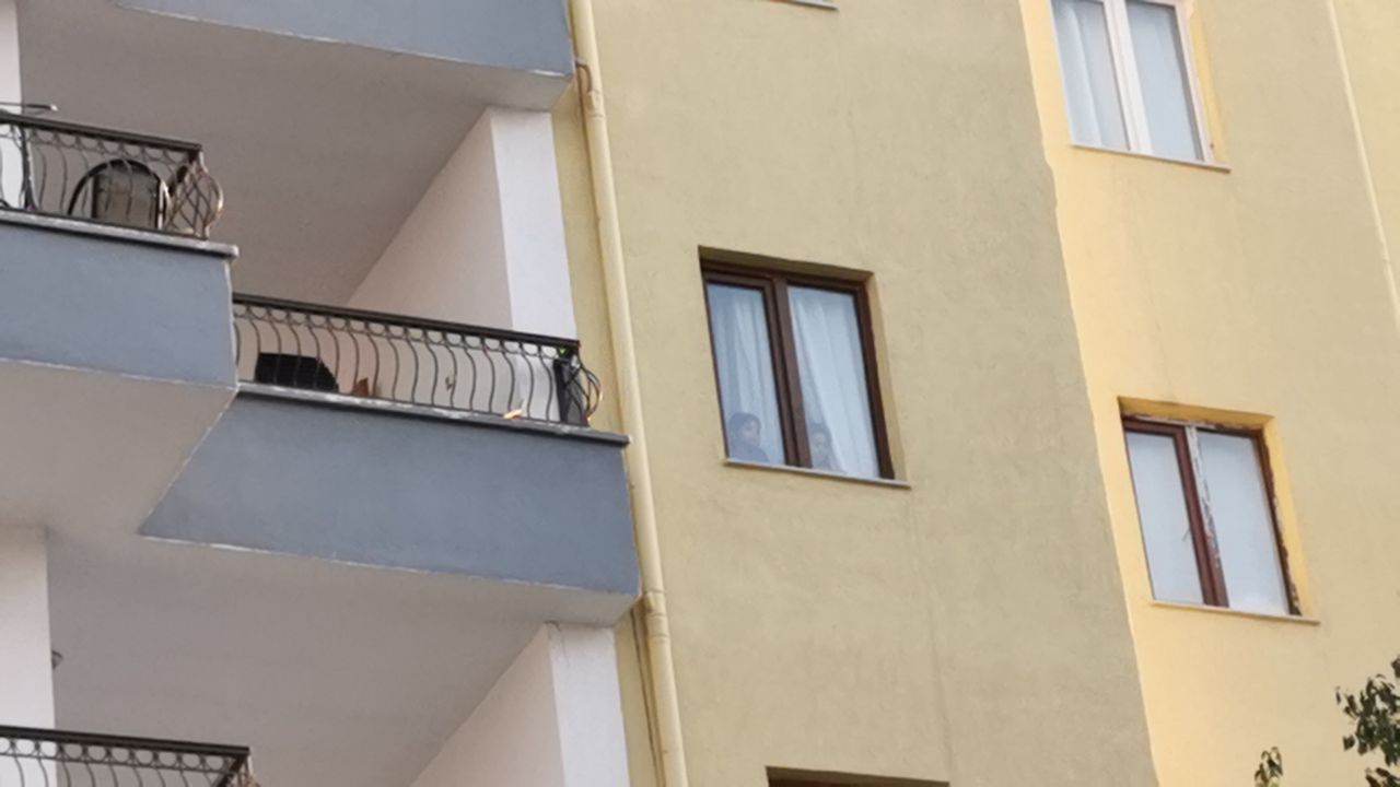 Kendilerini rehin alıp intihara kalkışan babalarını korku dolu gözlerle izlediler 4